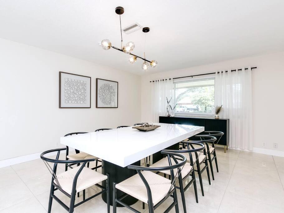 Modern Spacious 5-Bedroom Home With Pool Hollywood Eksteriør billede