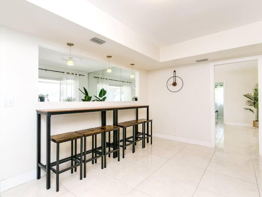 Modern Spacious 5-Bedroom Home With Pool Hollywood Eksteriør billede