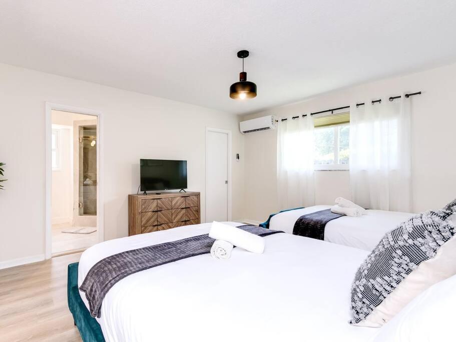 Modern Spacious 5-Bedroom Home With Pool Hollywood Eksteriør billede